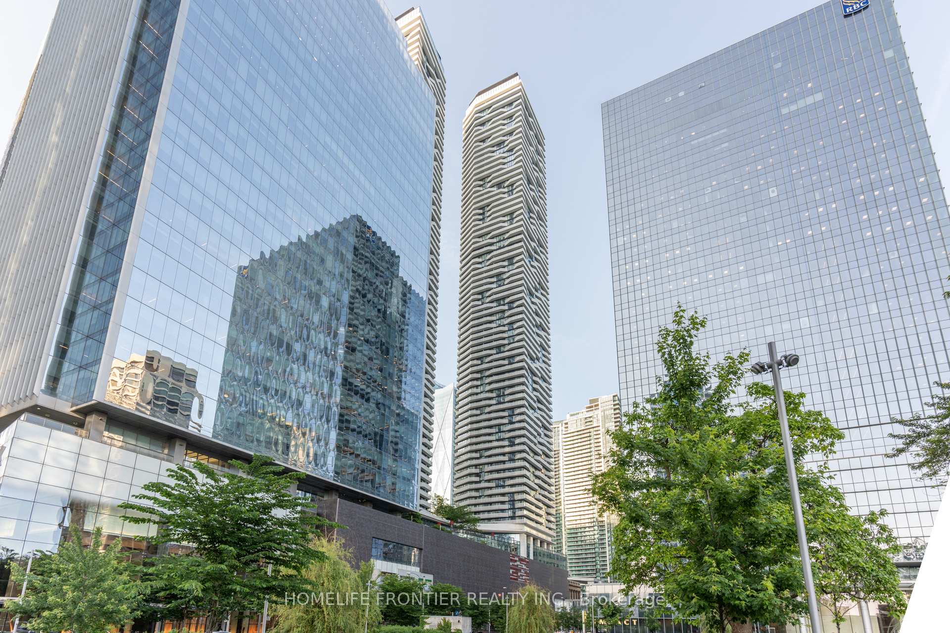 2 Bedrooms Condo at 88 Harbour, Toronto For sale