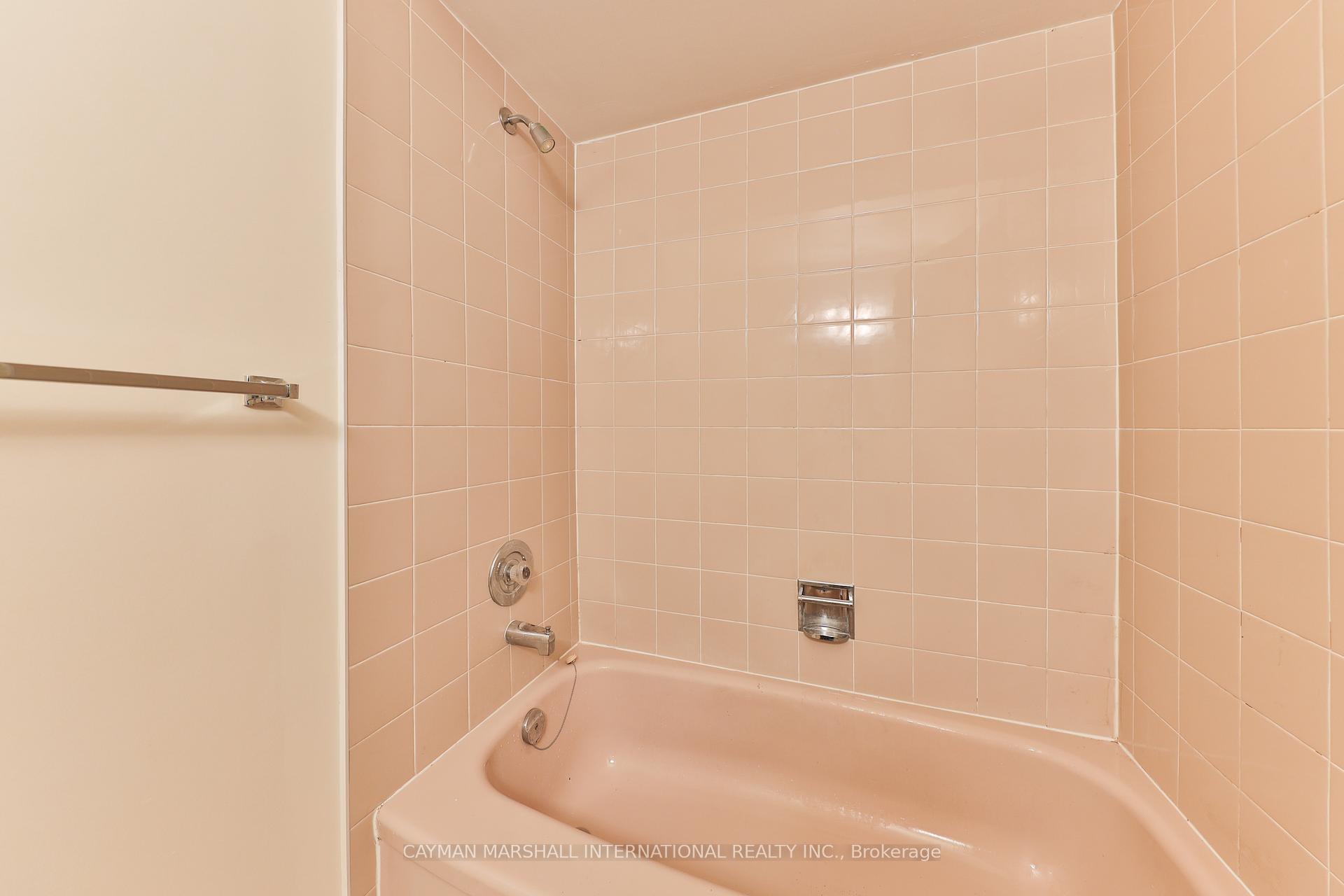 3 Bedrooms Condo at 1160 Walden, Mississauga For sale