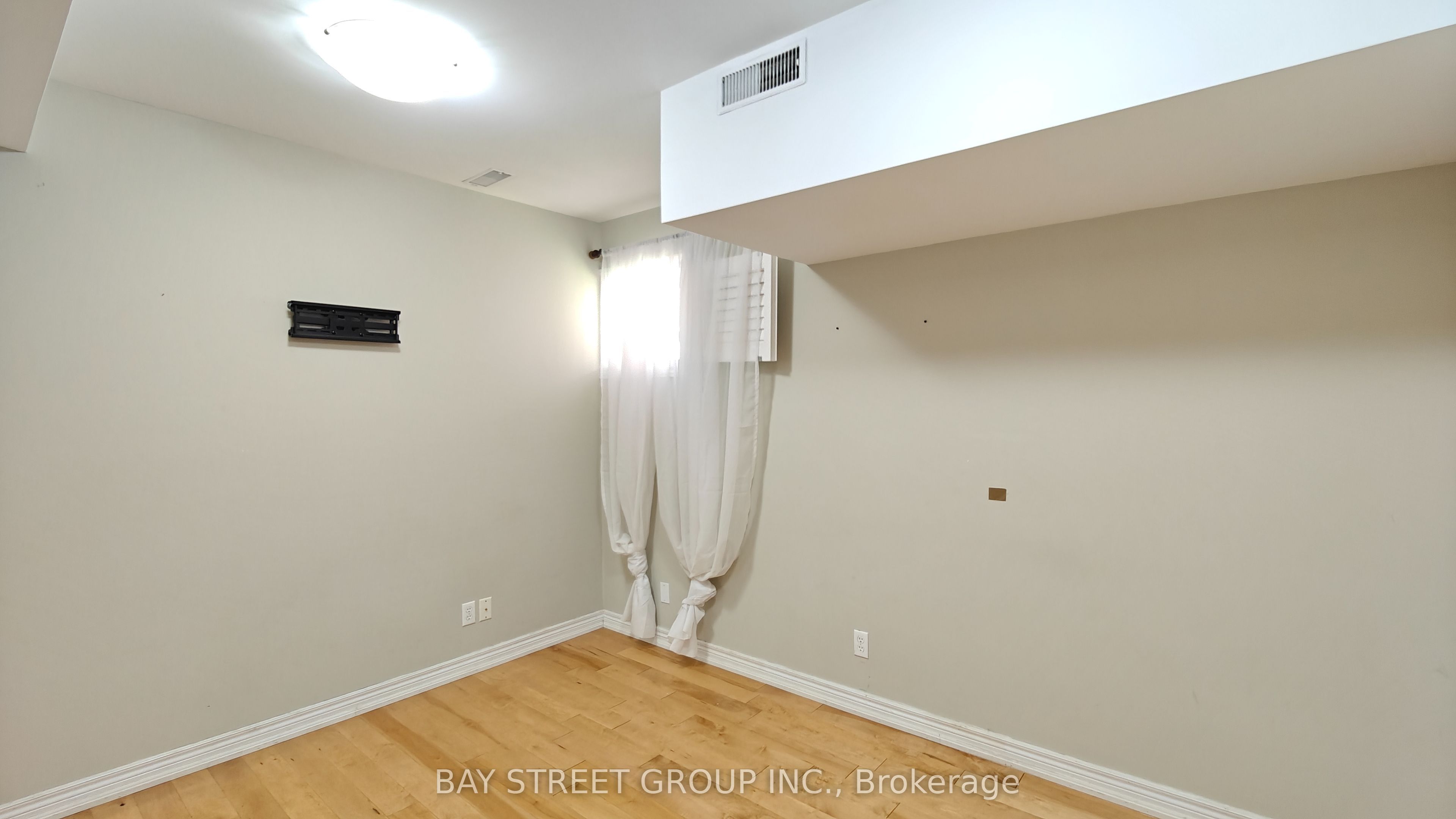 231 Shaftsbury Avenue N