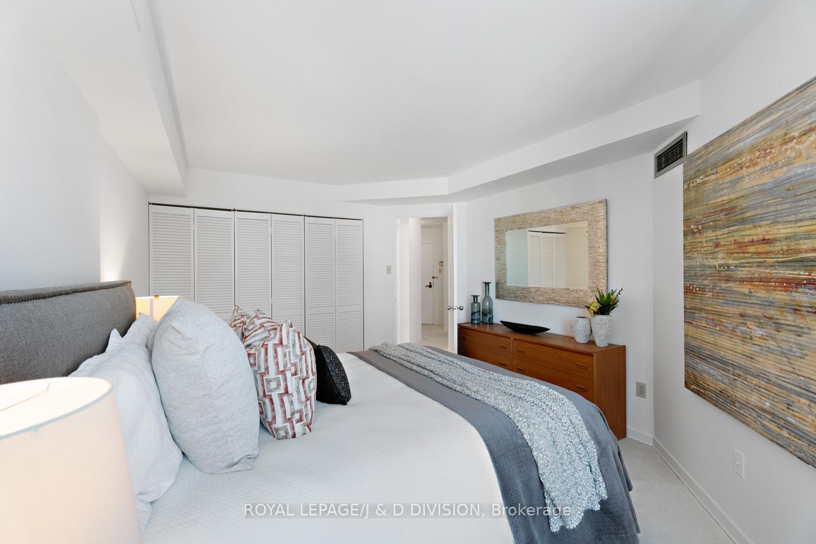 2 Bedrooms Condo at 25 Maitland,  Toronto For sale
