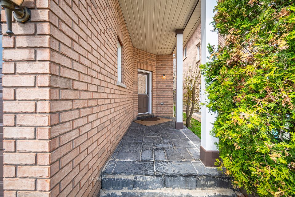 #961 - 961 Knotty Pine Grove, Mississauga, ON L5W 1J9