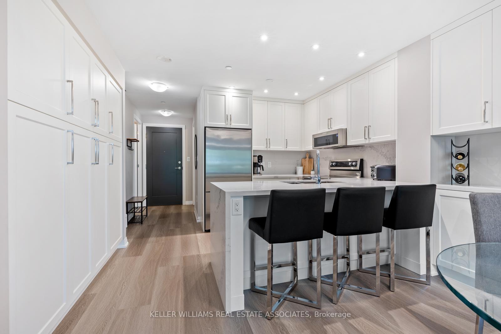4 Bedrooms Condo at 5025 Four Springs, Mississauga For sale