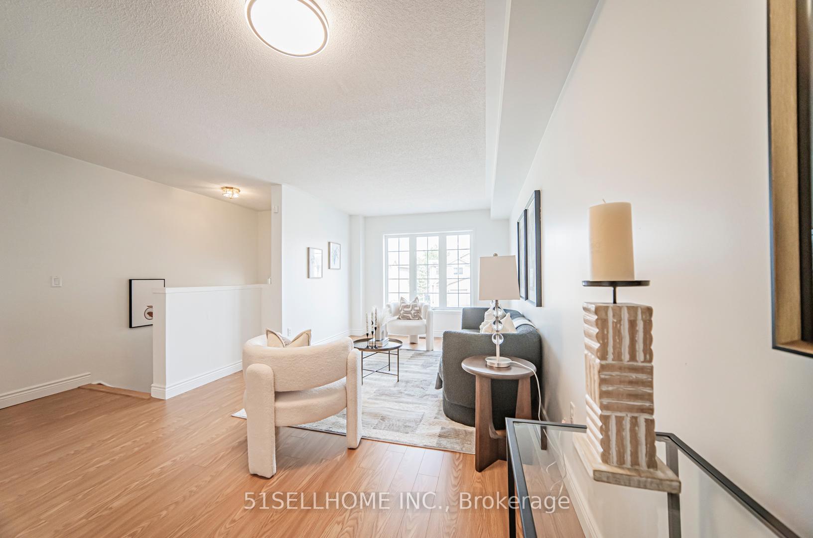 4 Bedrooms Condo at 858 Scollard,  Mississauga For sale