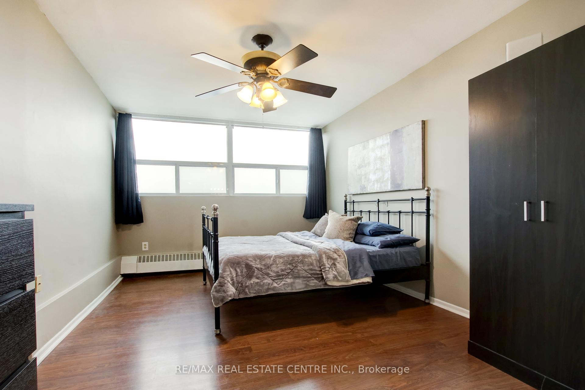 3 Bedrooms Condo at 2345 Confederation, Mississauga For sale