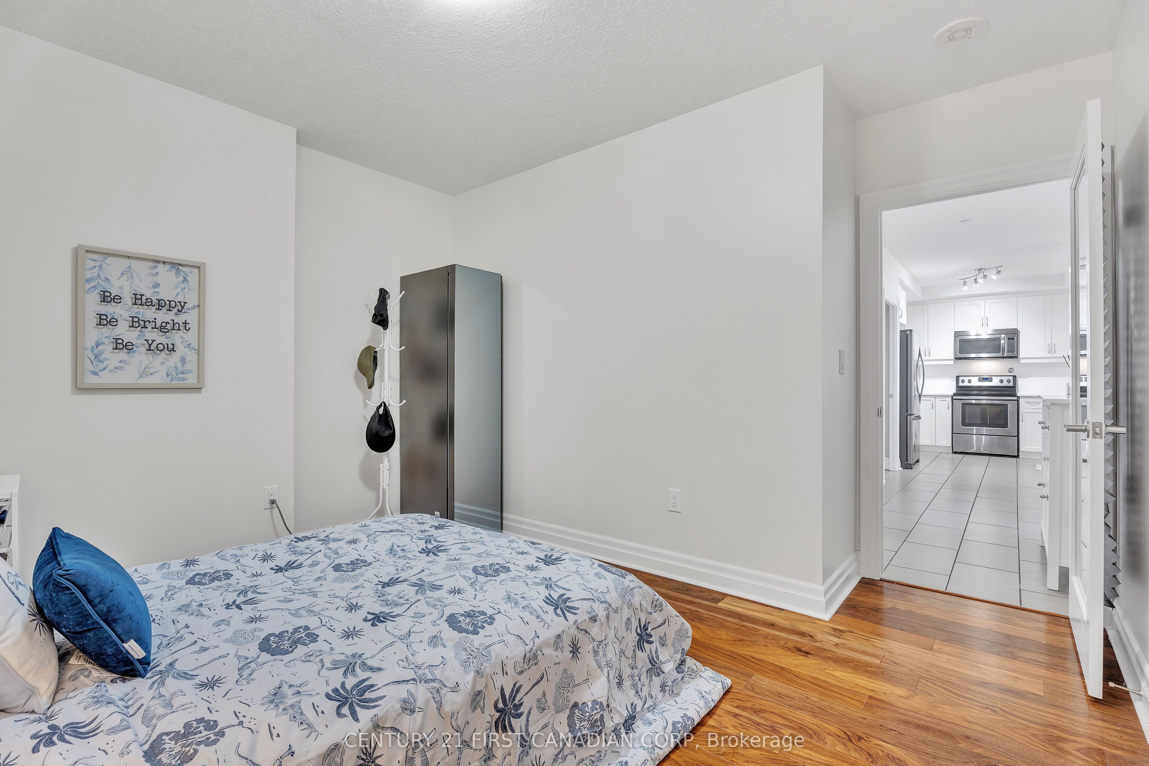 240 Villagewalk Boulevard, #812