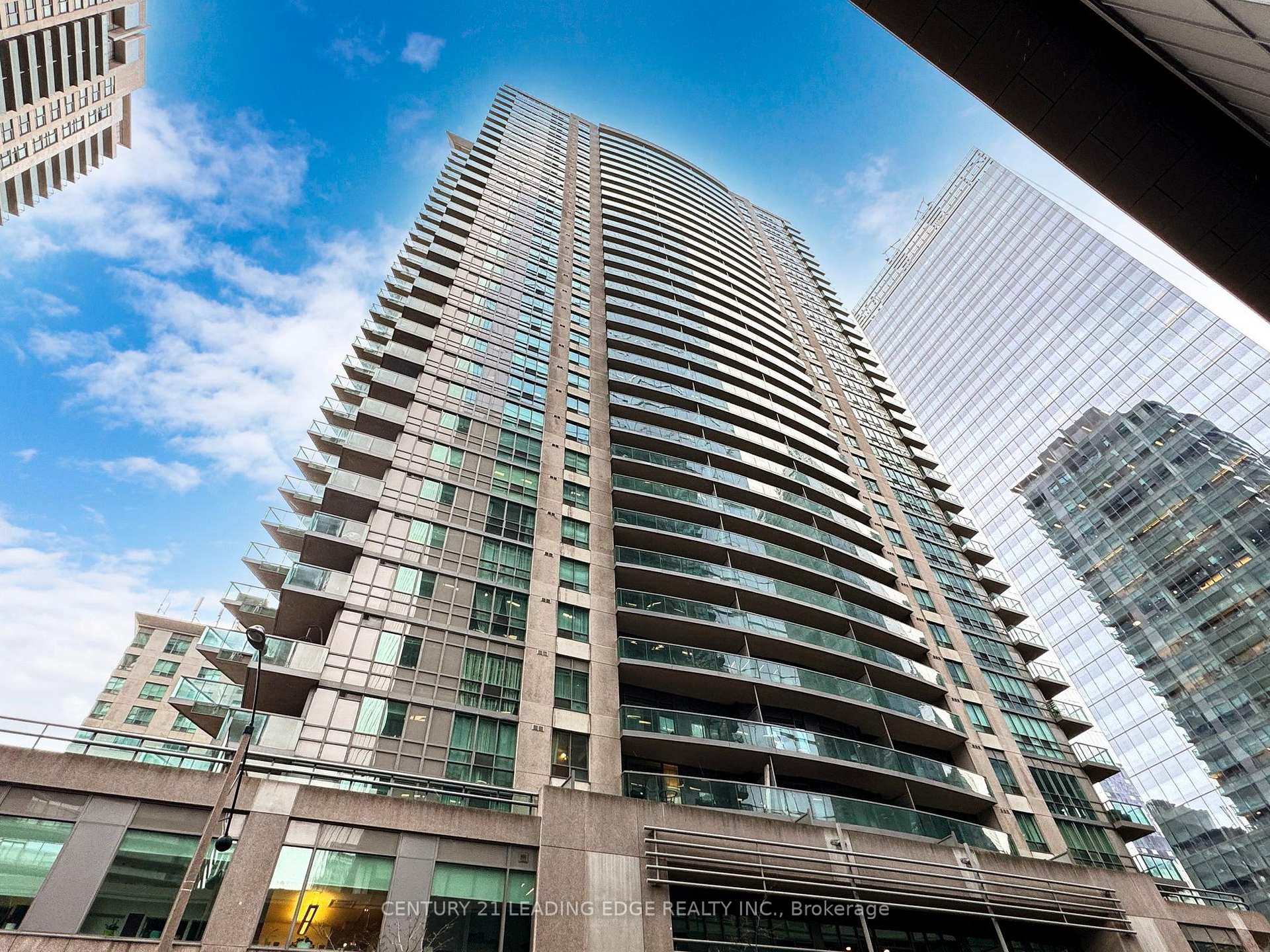 2 Bedrooms Condo at 30 Grand Trunk, Toronto For sale