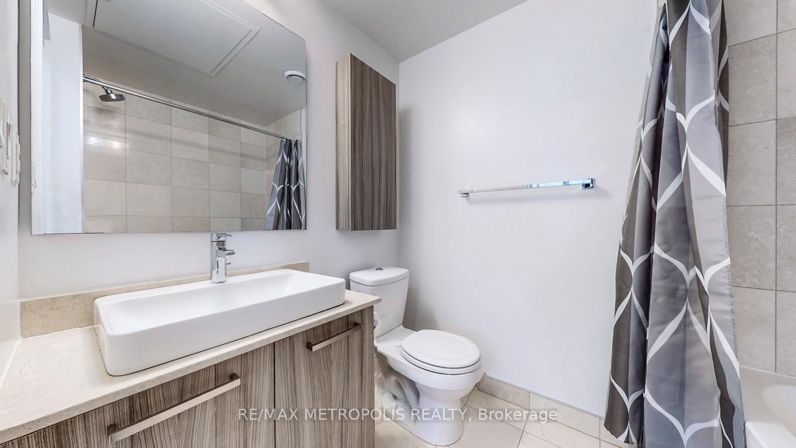 2 Bedrooms Condo at 12 York,  Toronto For sale