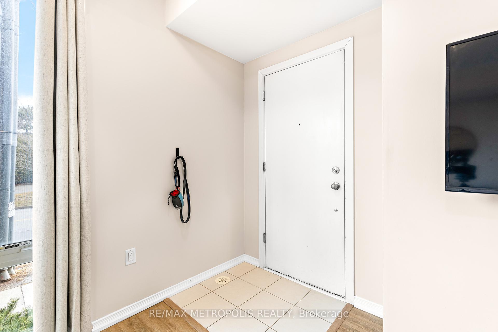 2 Bedrooms Condo at 24 Fieldway,  Toronto For sale