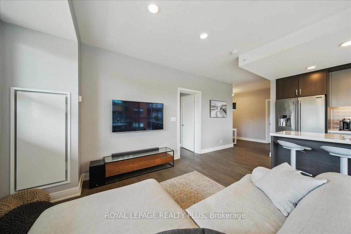 2 Bedrooms Condo at 1575 Lakeshore, Mississauga For sale