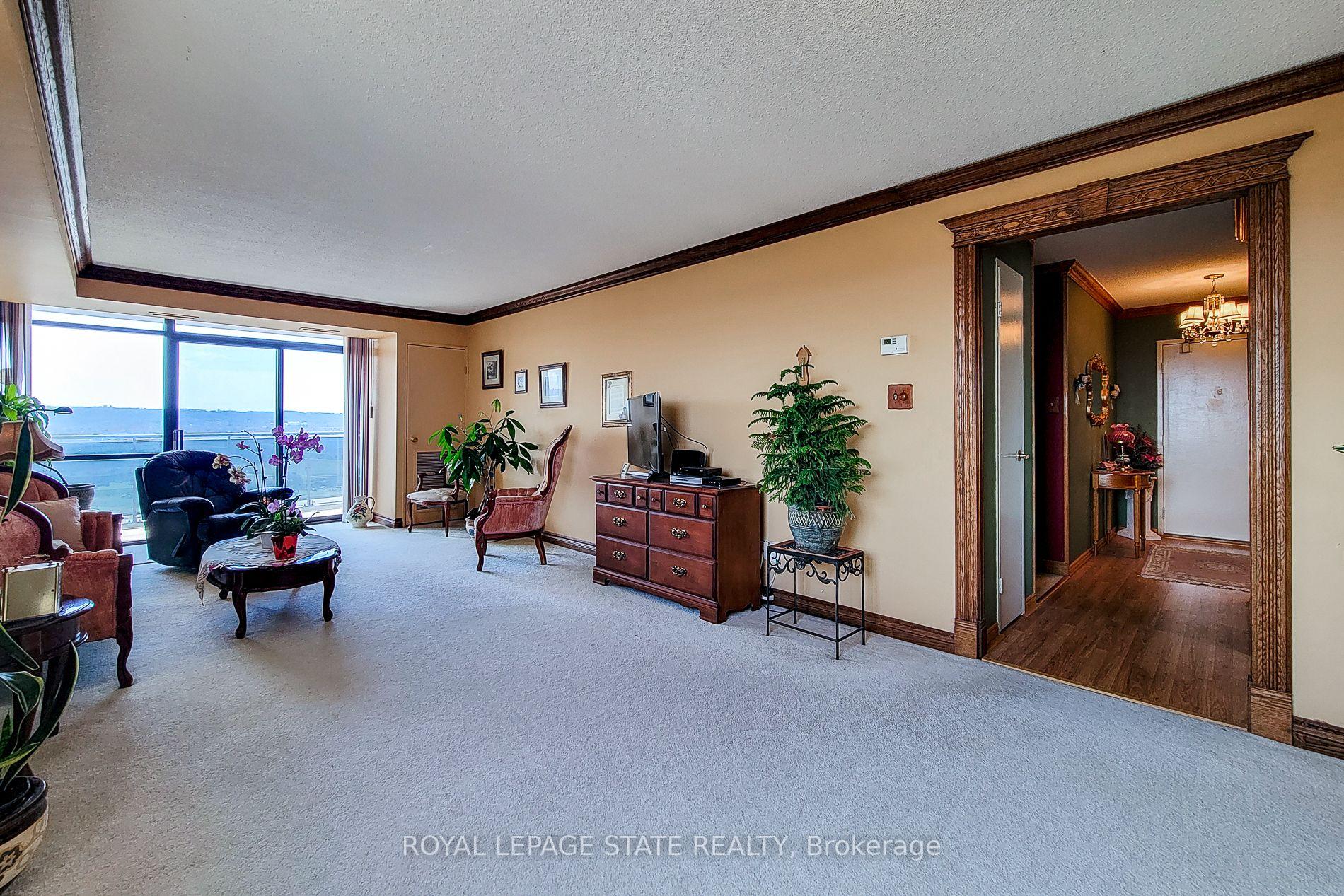 3 Bedrooms Condo at 301 Frances, Hamilton For sale
