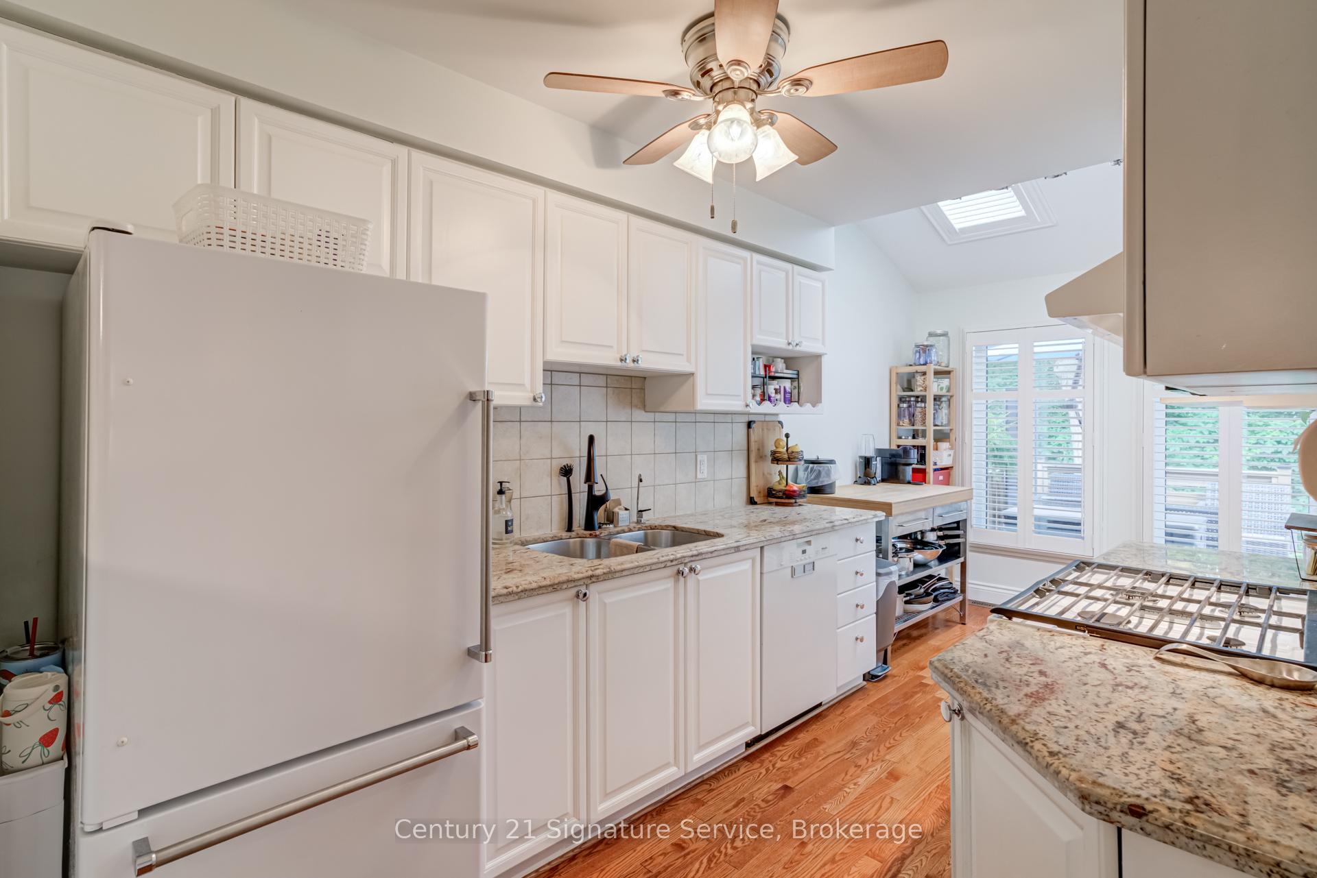 3 Bedrooms Condo at 2230 Walkers, Burlington For sale
