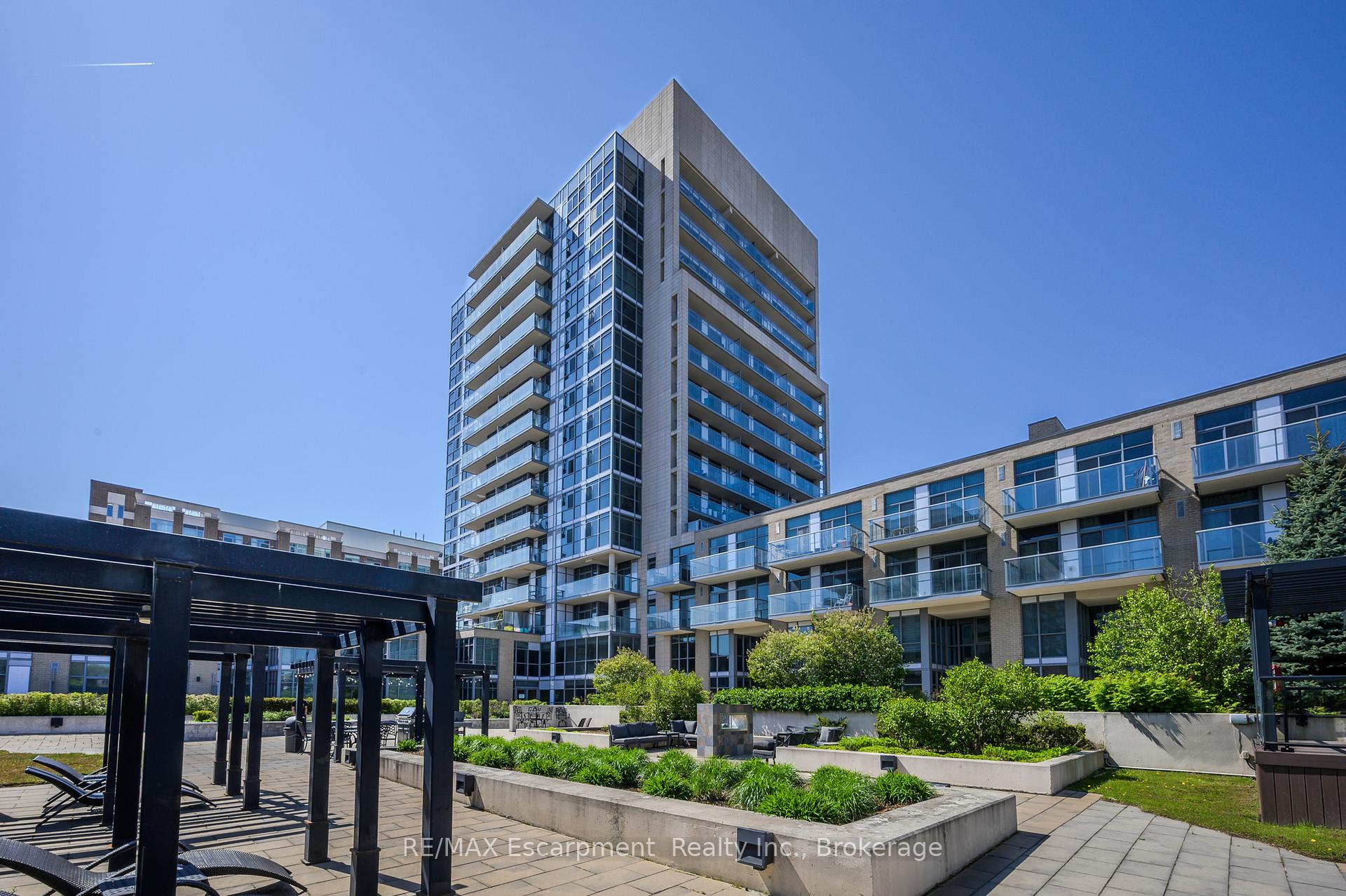 2 Bedrooms Condo at 1940 Ironstone, Burlington For sale