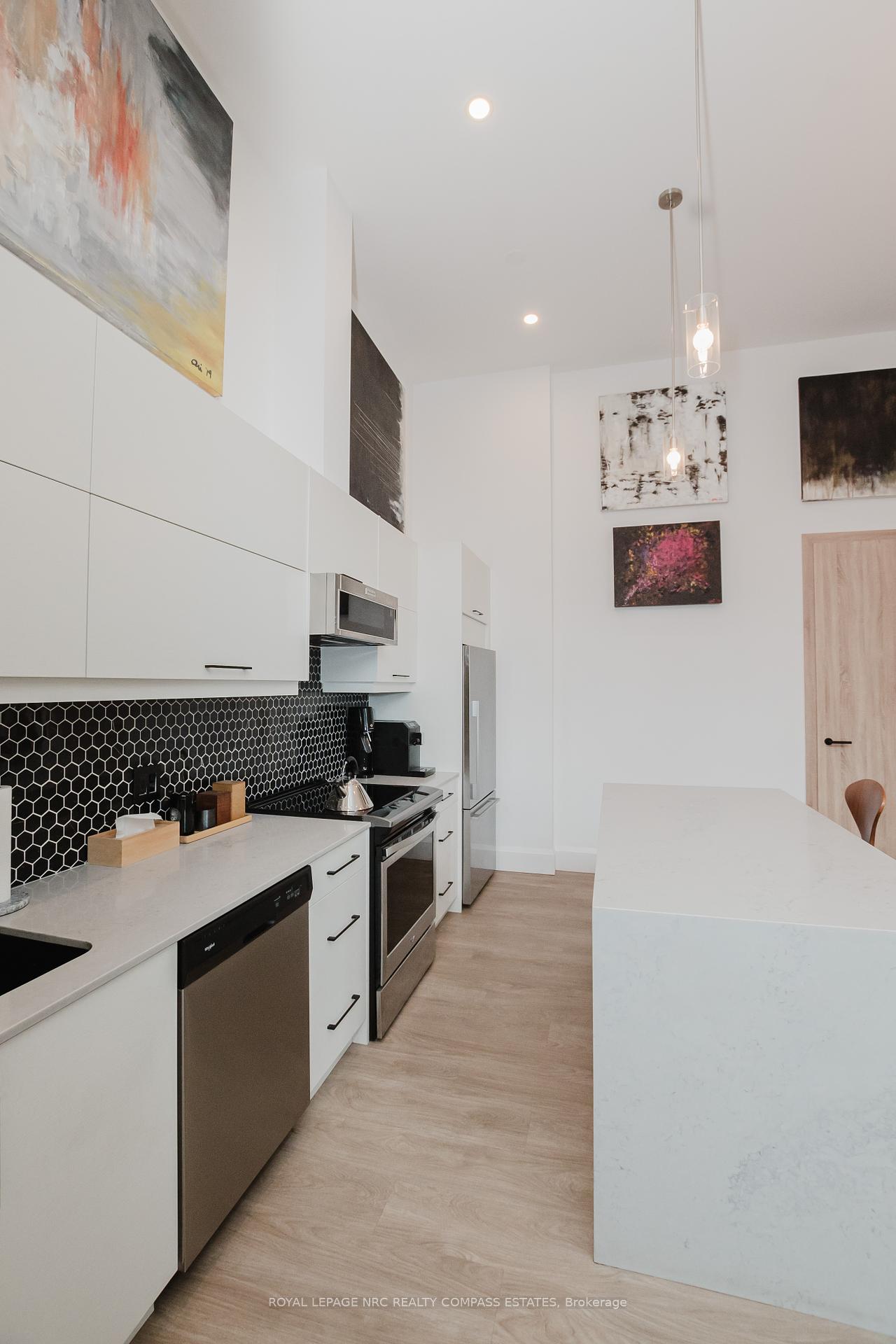 2 Bedrooms Condo at 118 King,  Hamilton For sale