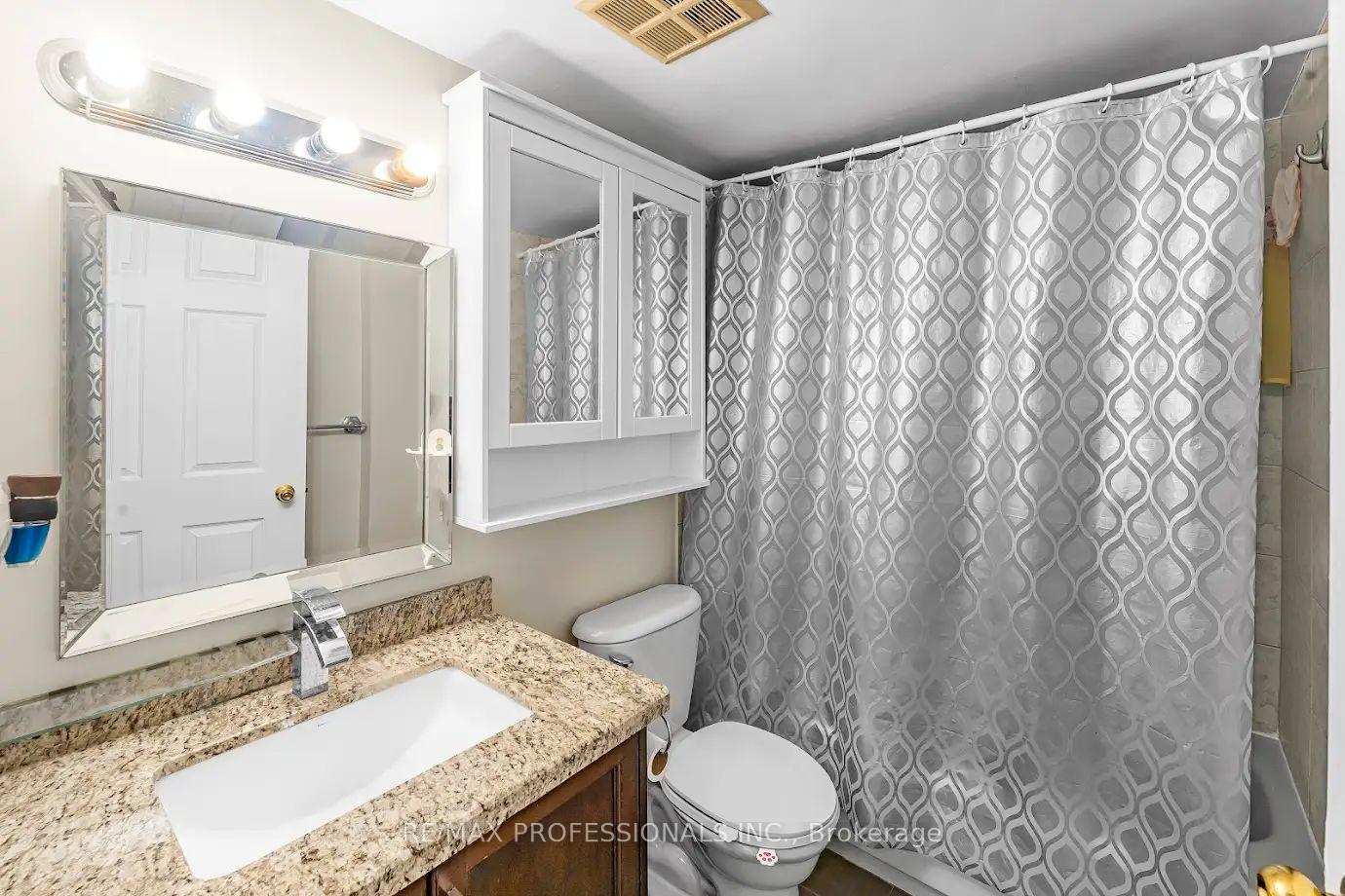 2 Bedrooms Condo at 50 Kingsbridge Garden, Mississauga For sale
