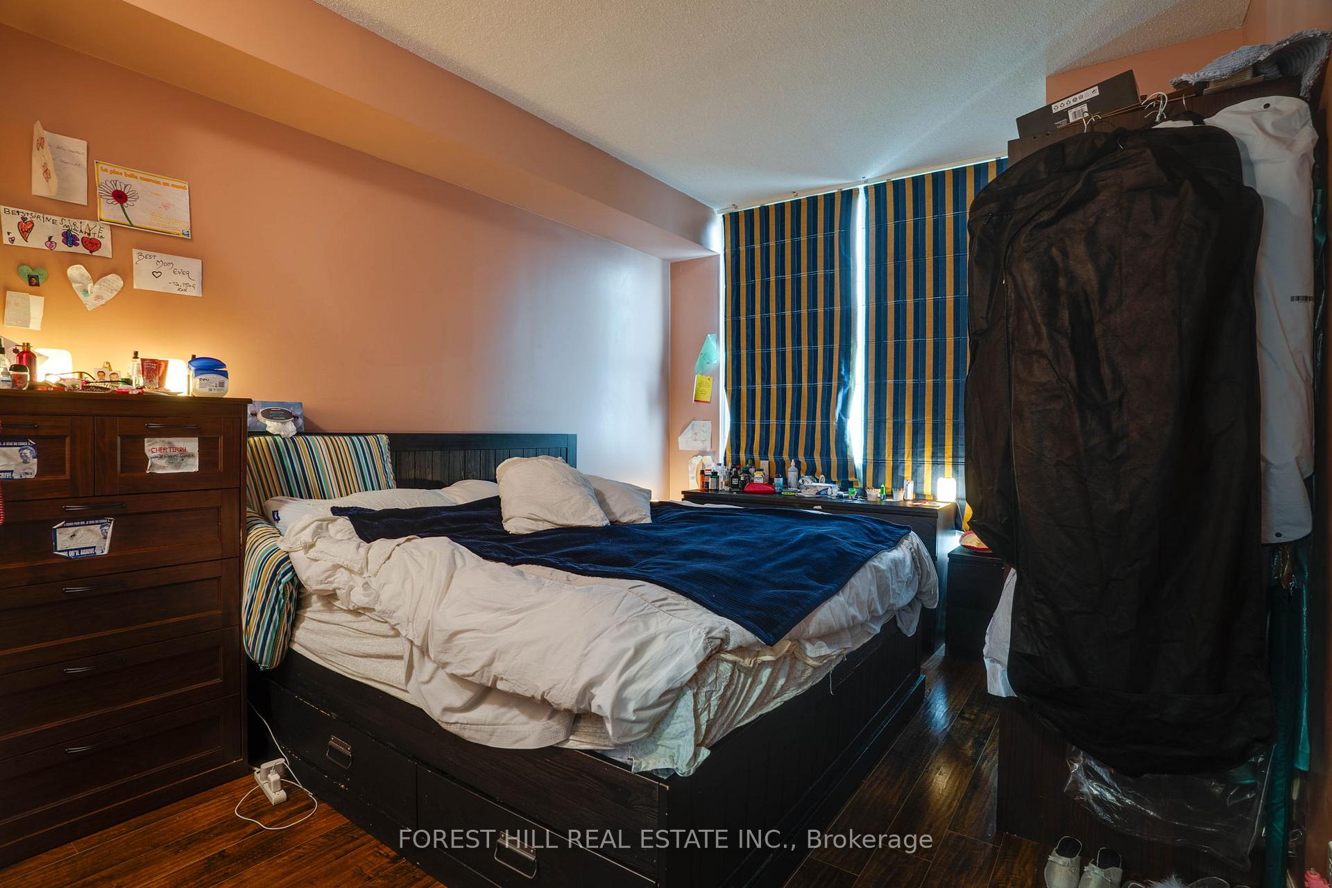 2 Bedrooms Co-op at 220 Burnhamthorpe, Mississauga For sale