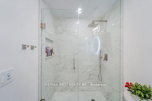 2 Bedrooms Condo at 70 Roehampton,  Toronto For sale