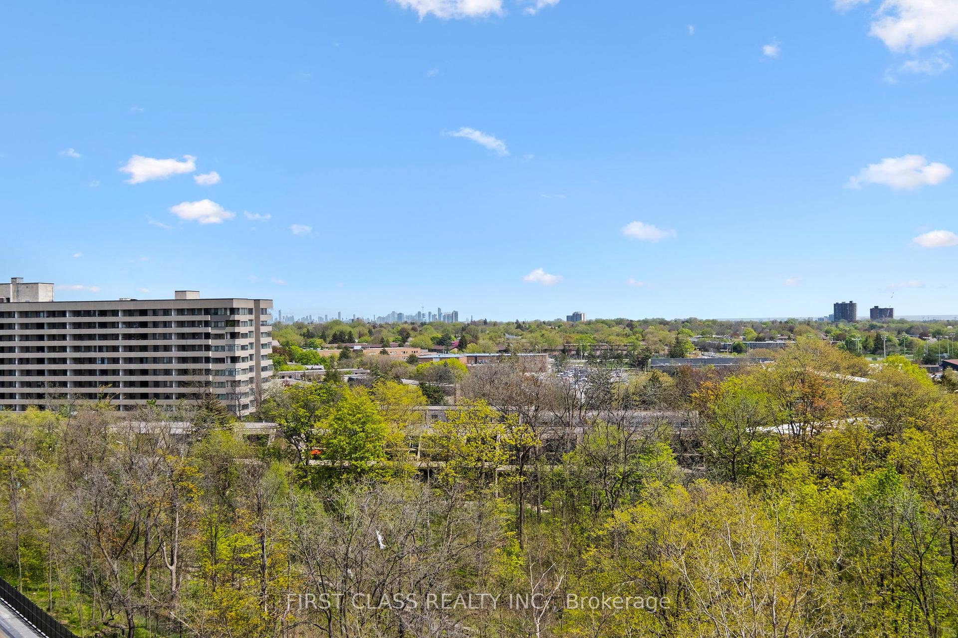 3 Bedrooms Condo at 200 Burnhamthorpe, Mississauga For sale