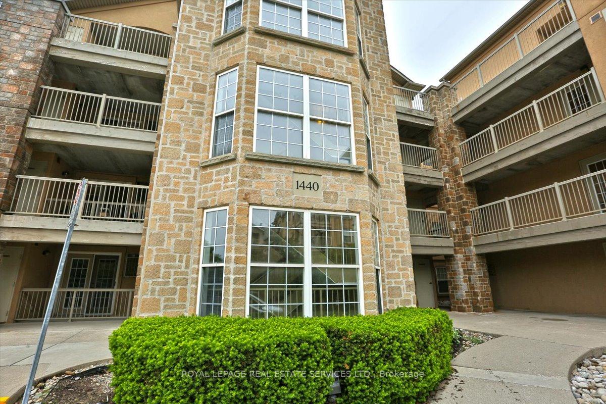 2 Bedrooms Condo at 1440 Bishops, Oakville For sale