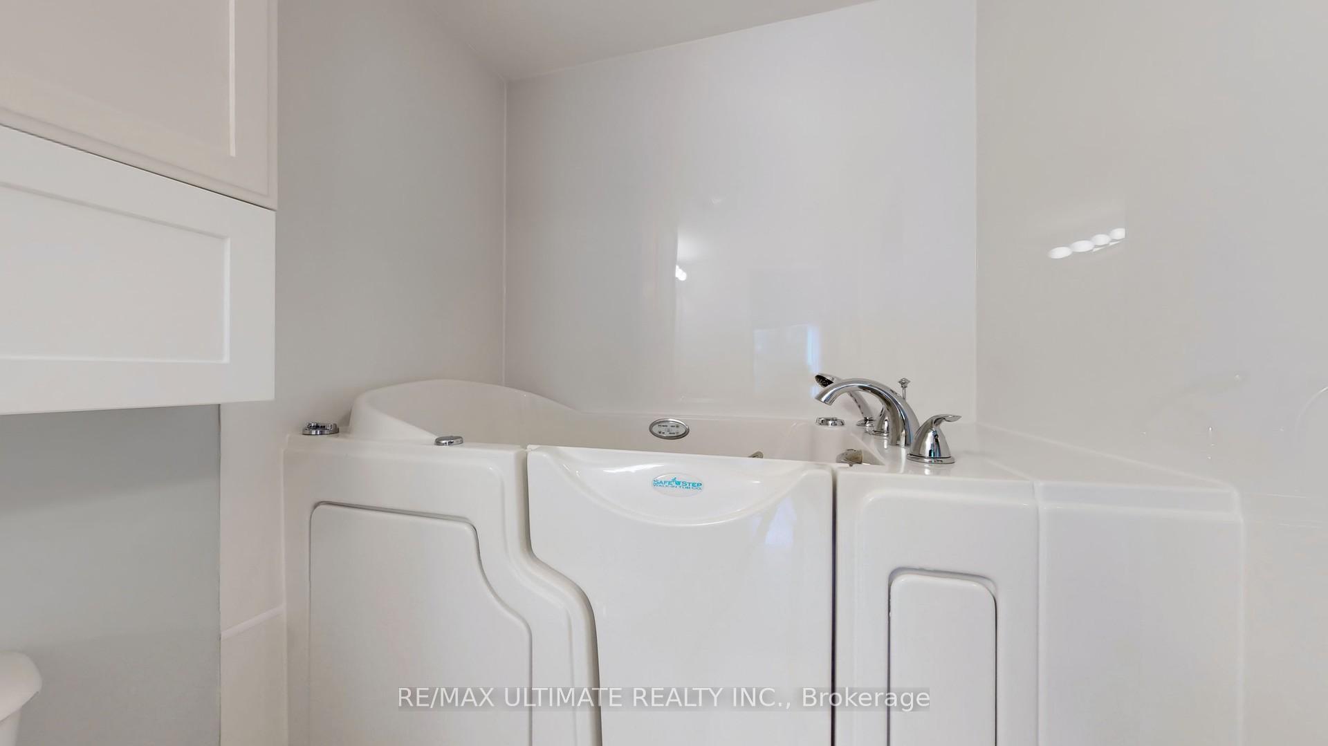 2 Bedrooms Condo at 645 Millwood, Toronto For sale