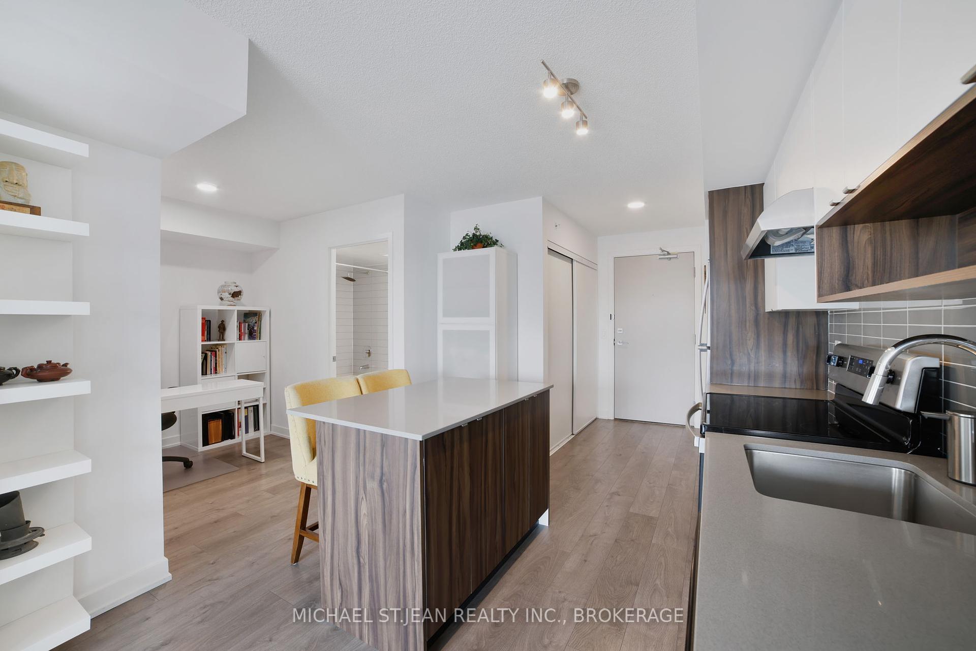 1 Bedroom Condo at 1119 Cooke,  Burlington For sale