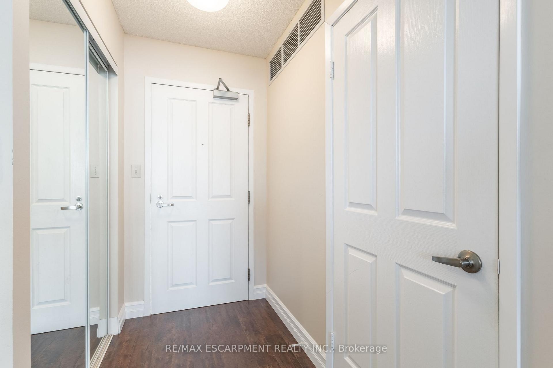 2 Bedrooms Condo at 2199 Sixth,  Oakville For sale