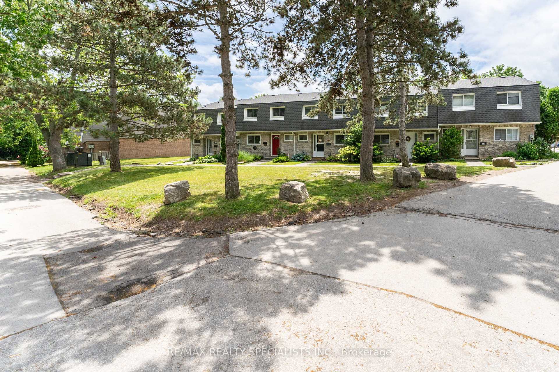 3 Bedrooms Condo at 2050 Upper Middle, Burlington For sale