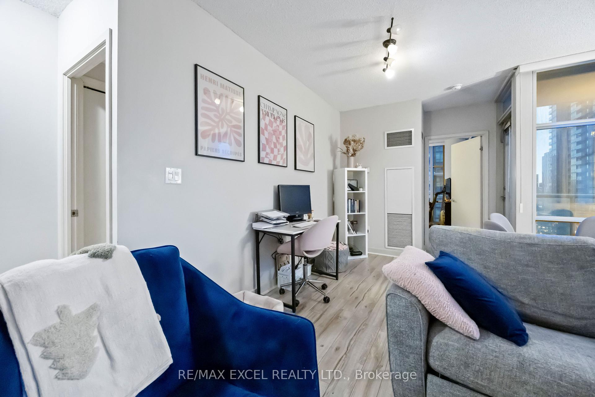 2 Bedrooms Condo at 35 Mariner, Toronto For sale