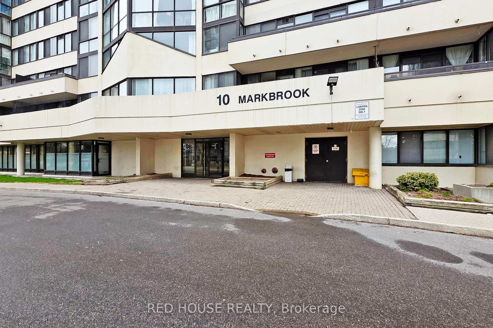 2 Bedrooms Condo at 10 Markbrook,  Toronto For sale