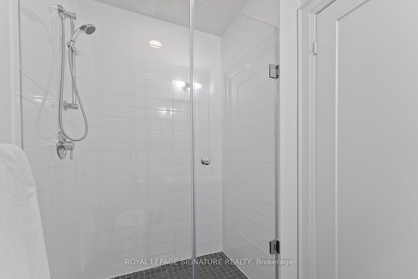 2 Bedrooms Condo at 30 Roehampton, Toronto For sale