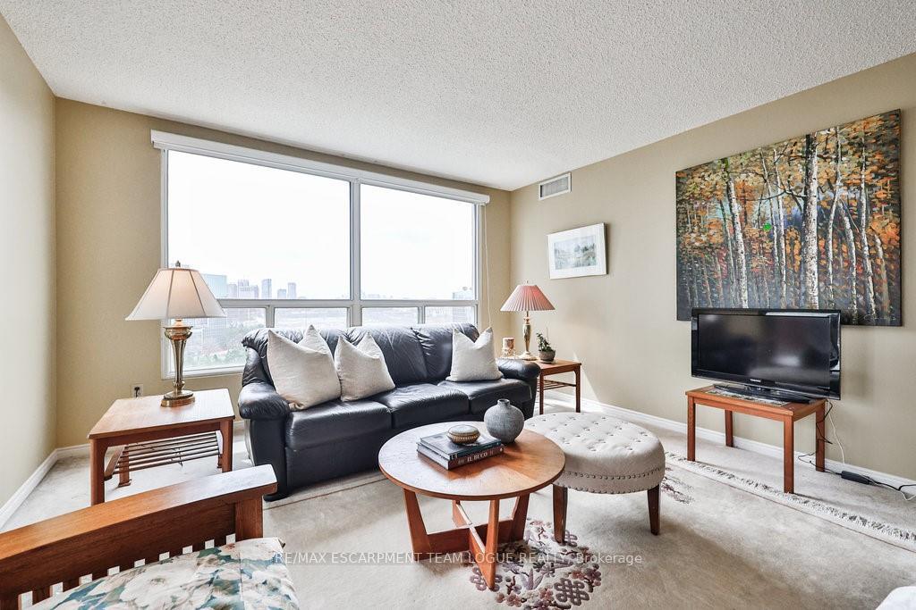 3 Bedrooms Condo at 7 Concorde, Toronto For sale