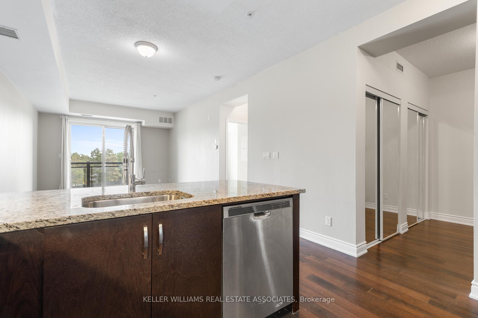 2 Bedrooms Condo at 3170 Erin Mills, Mississauga For sale