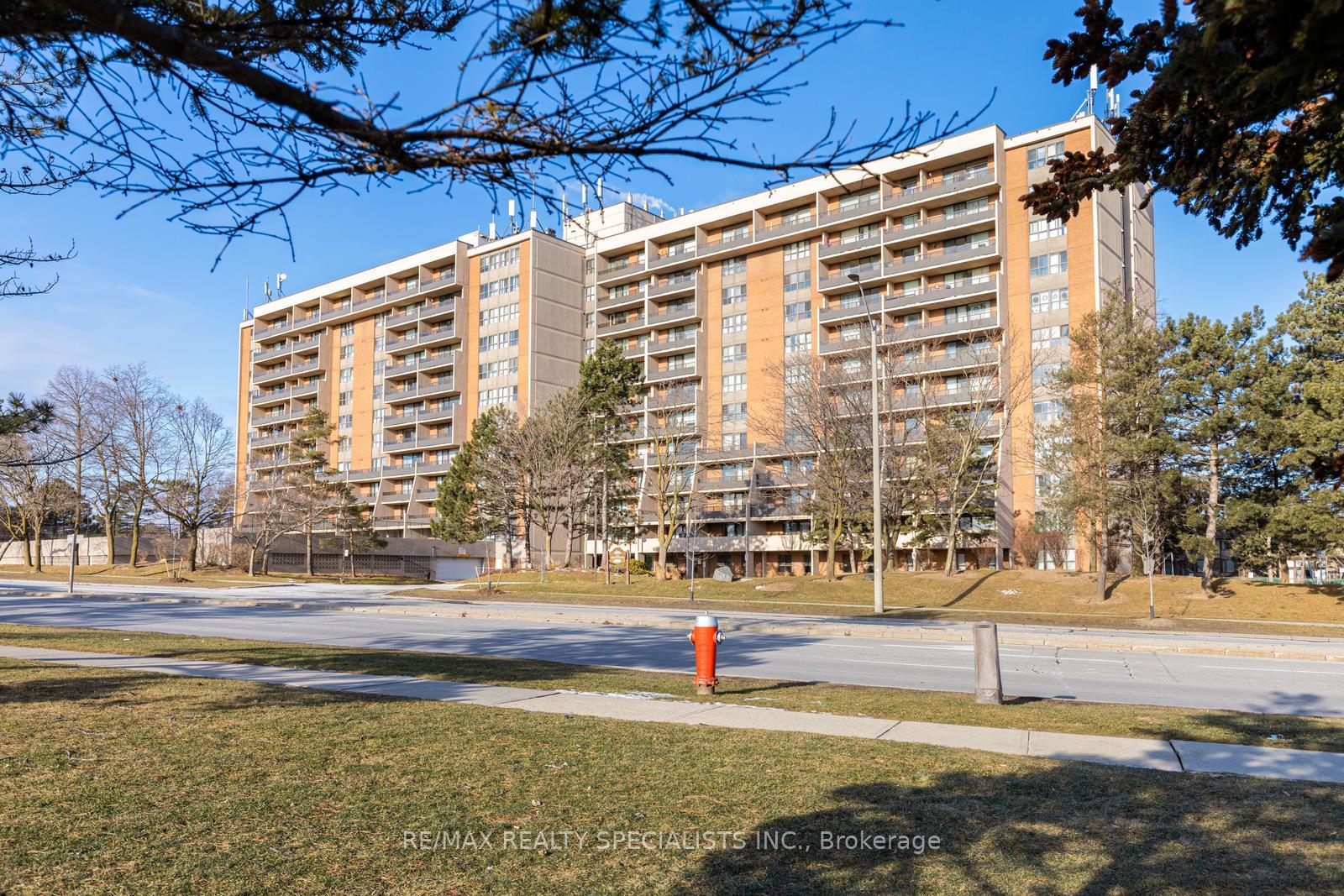 2 Bedrooms Condo at 2929 Aquitaine, Mississauga For sale