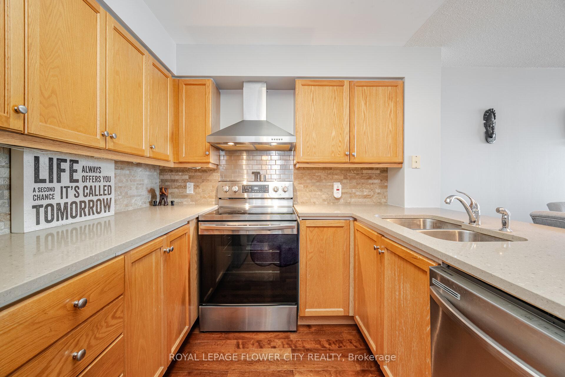 2 Bedrooms Condo at 156 Enfield, Mississauga For sale