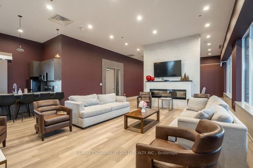 550 North Service Road, #404