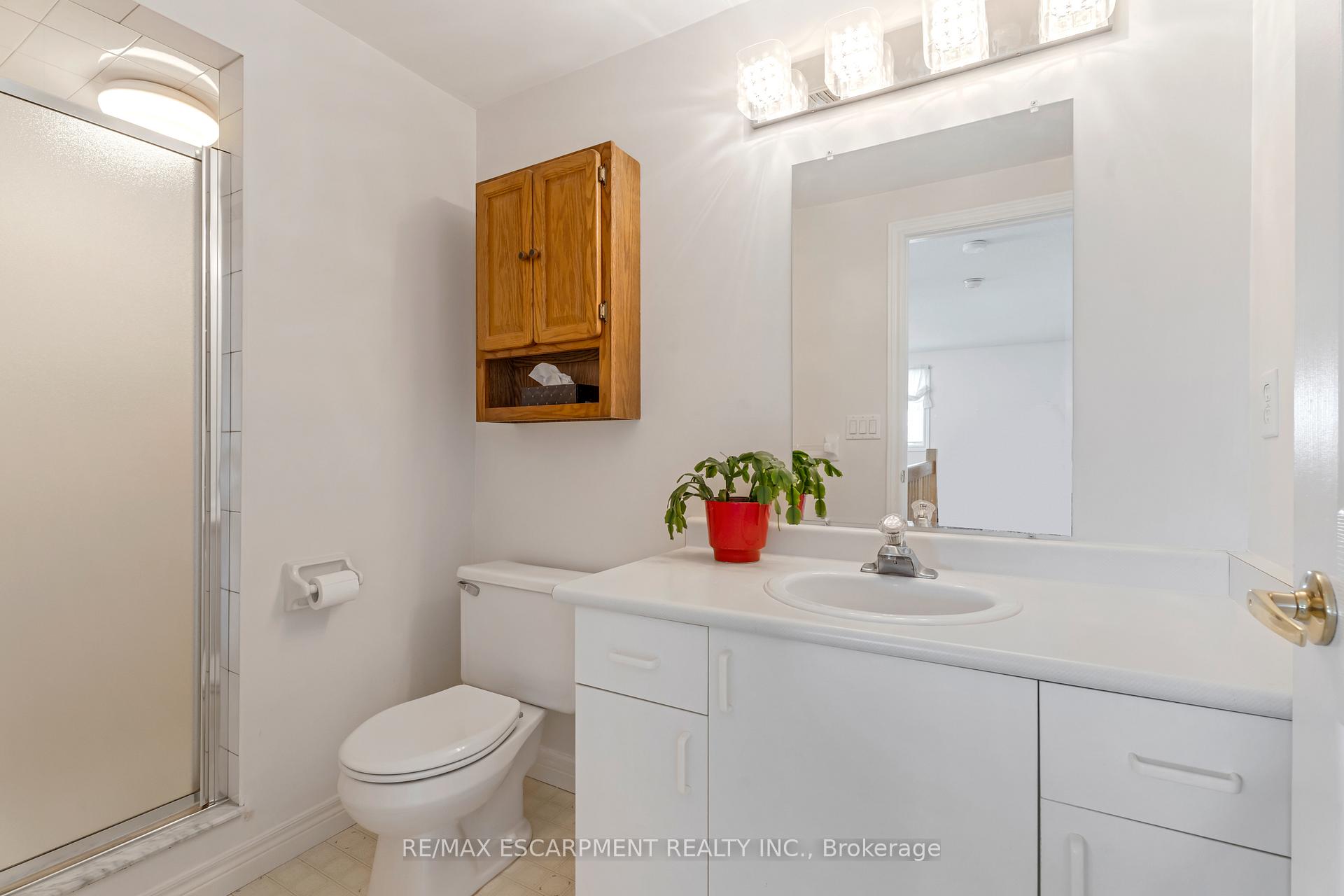 2 Bedrooms Condo at 810 Golf Links, Hamilton For sale