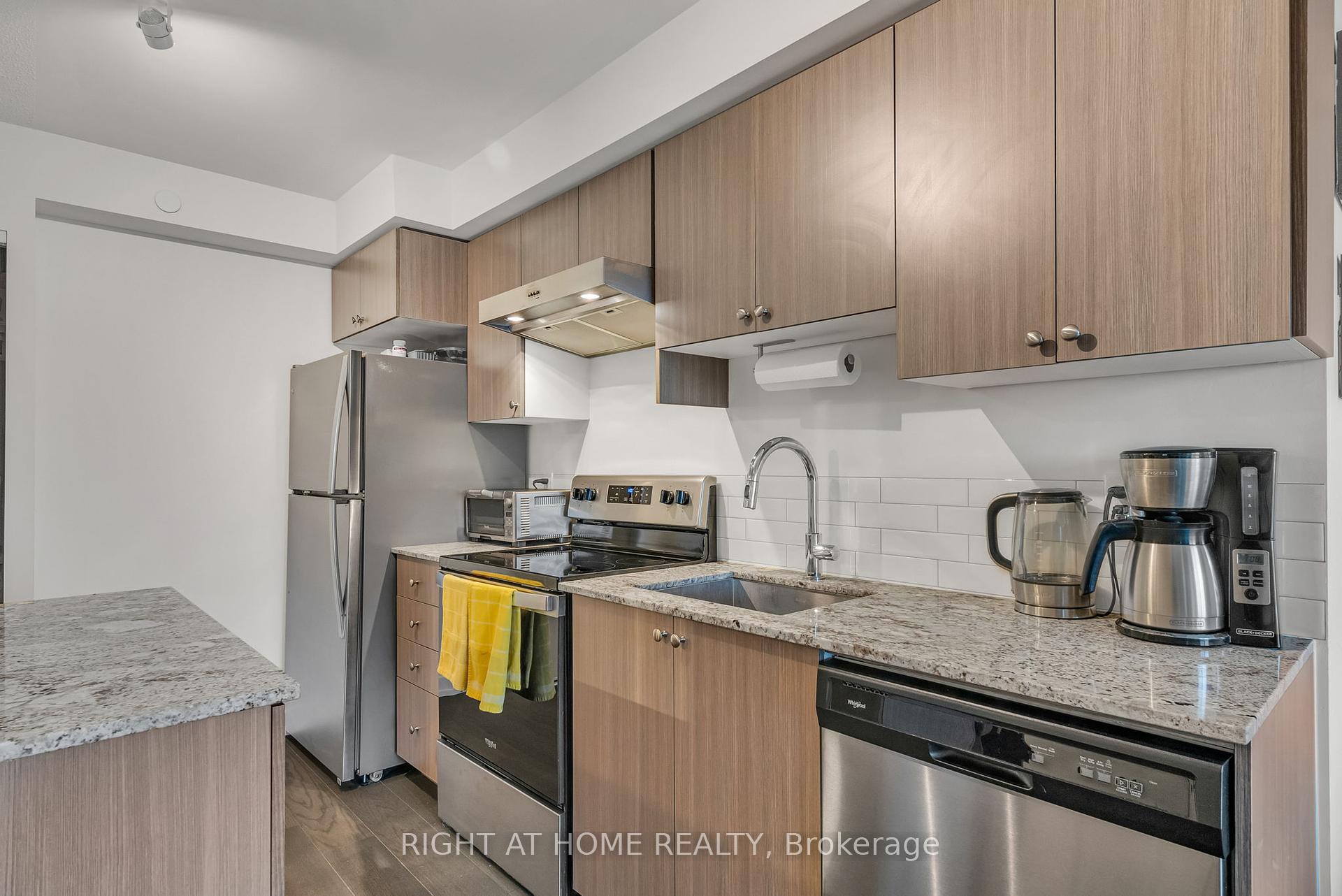 2 Bedrooms Condo at 10 Wilby, Toronto For sale