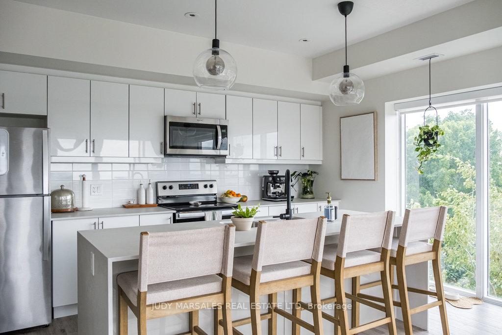 2 Bedrooms Condo at 16 Markle,  Hamilton For sale