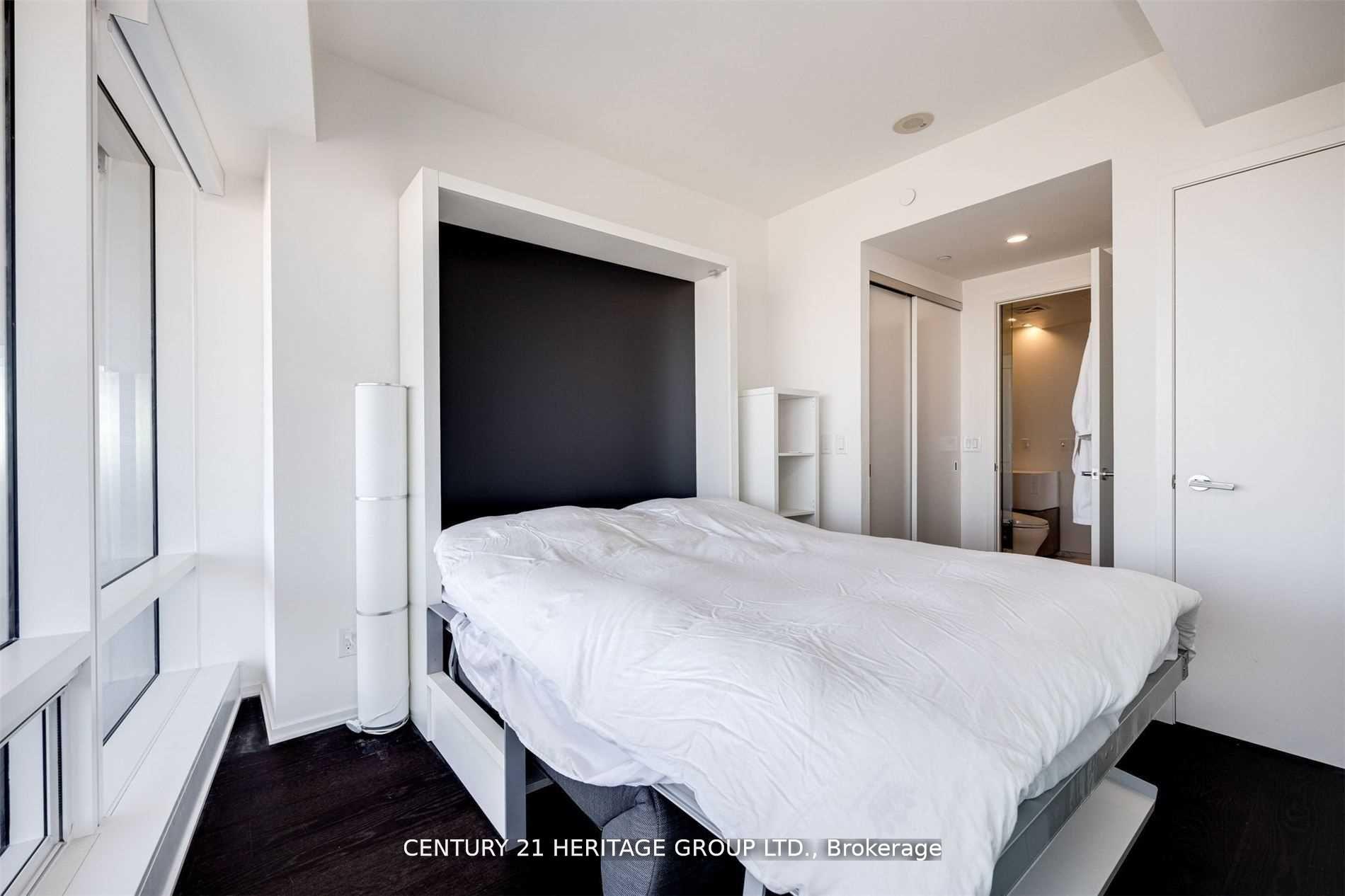 2 Bedrooms Condo at 1 Bloor, Toronto For sale