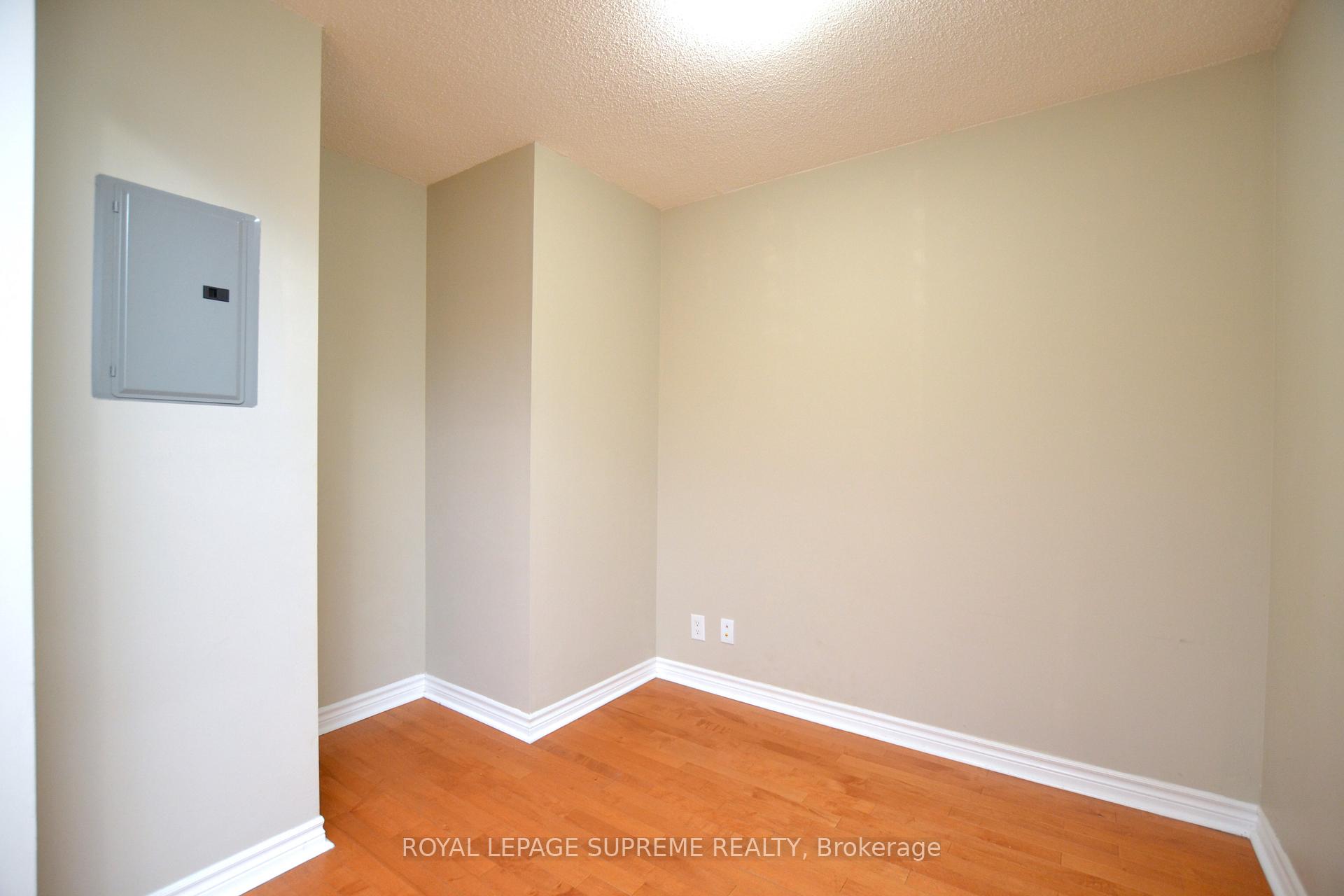2 Bedrooms Condo at 1 Elm, Mississauga For sale