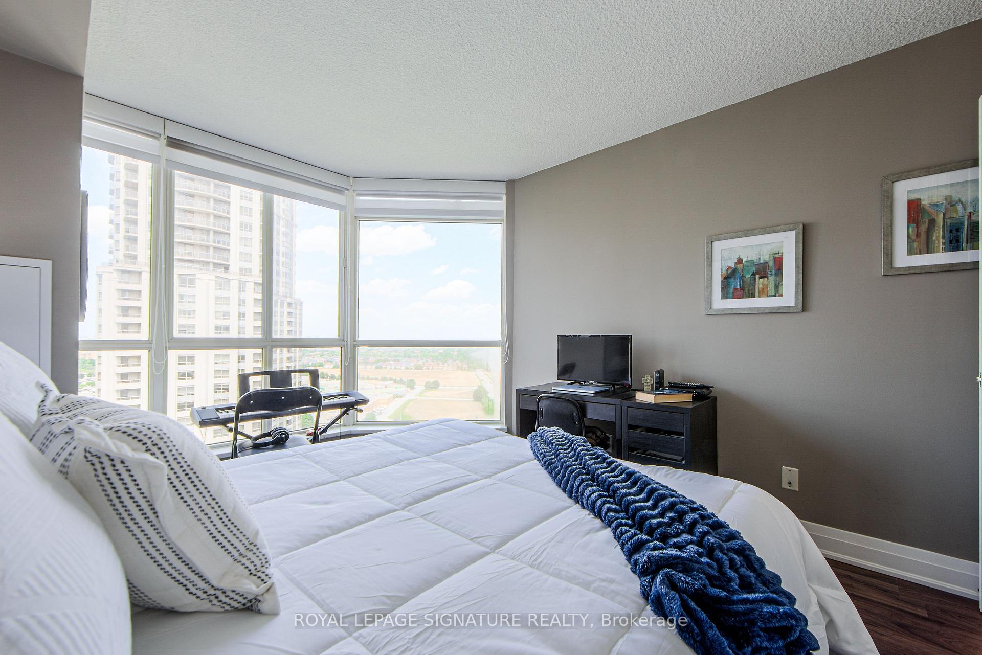 3 Bedrooms Condo at 55 Kingsbridge Garden, Mississauga For sale