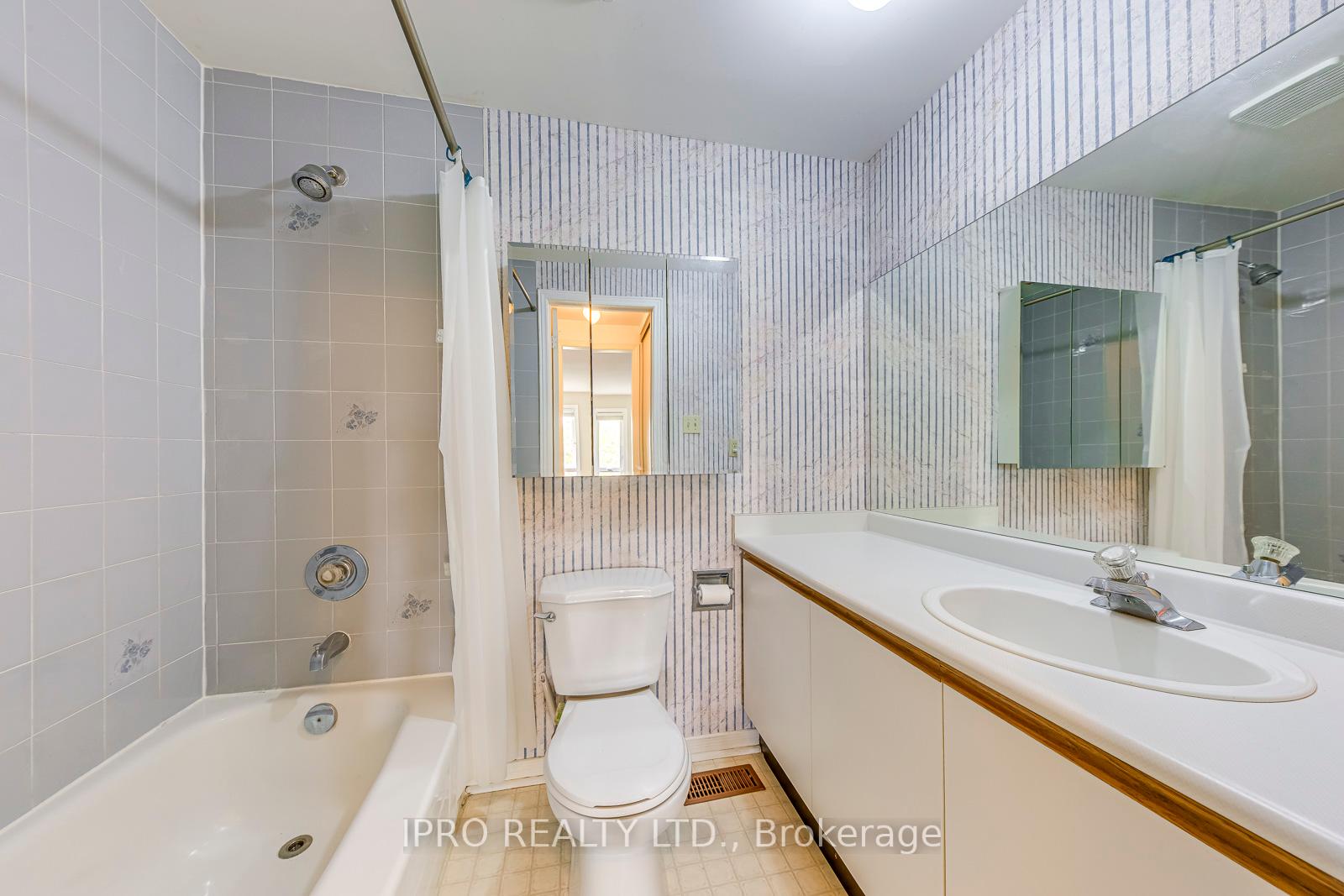 3 Bedrooms Condo at 2051 MERCHANTS, Oakville For sale