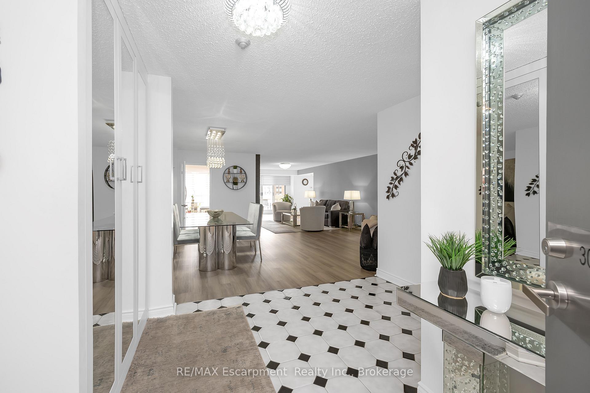 3 Bedrooms Condo at 1237 North Shore, Burlington For sale