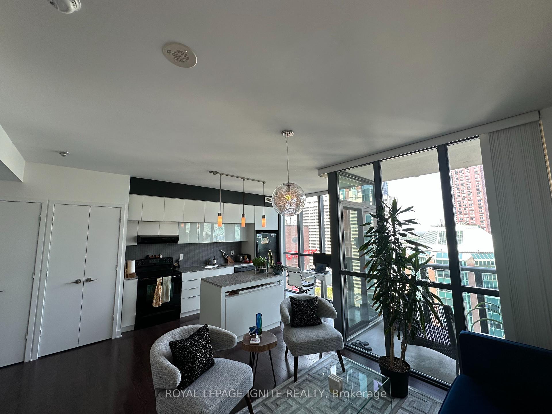 2 Bedrooms Condo at 110 Charles, Toronto For sale