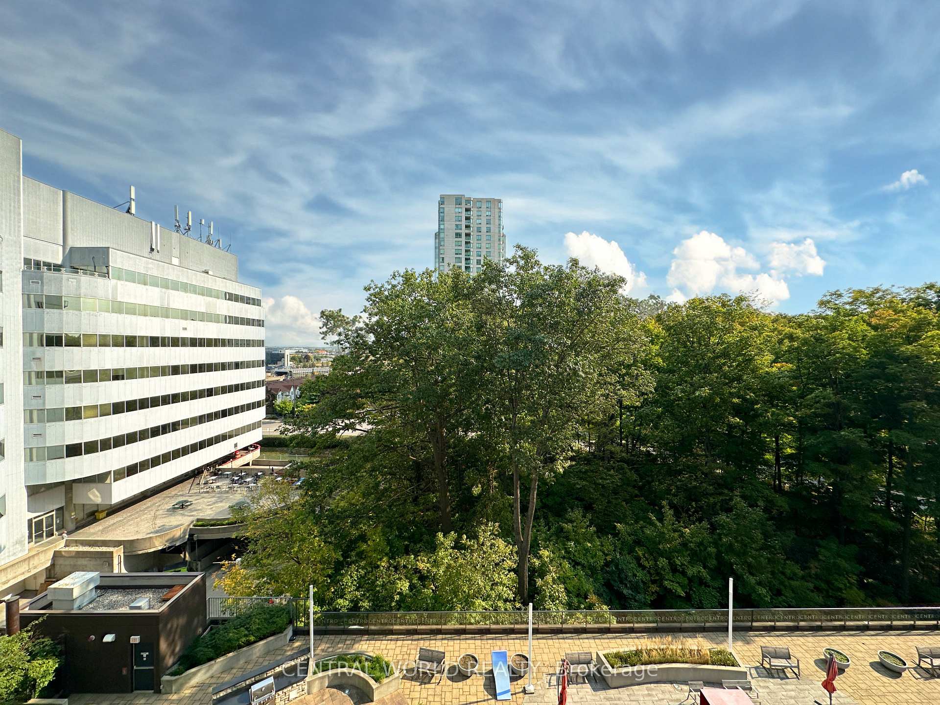 2 Bedrooms Condo at 25 Town Centre,  Toronto For sale