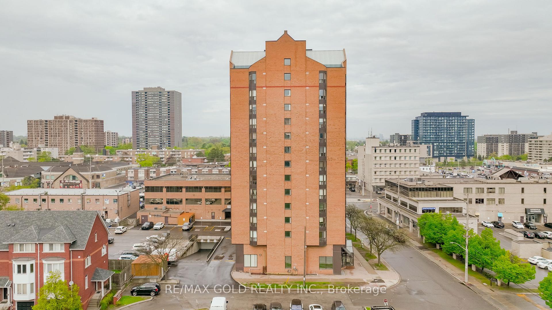 3 Bedrooms Condo at 25 Agnes, Mississauga For sale