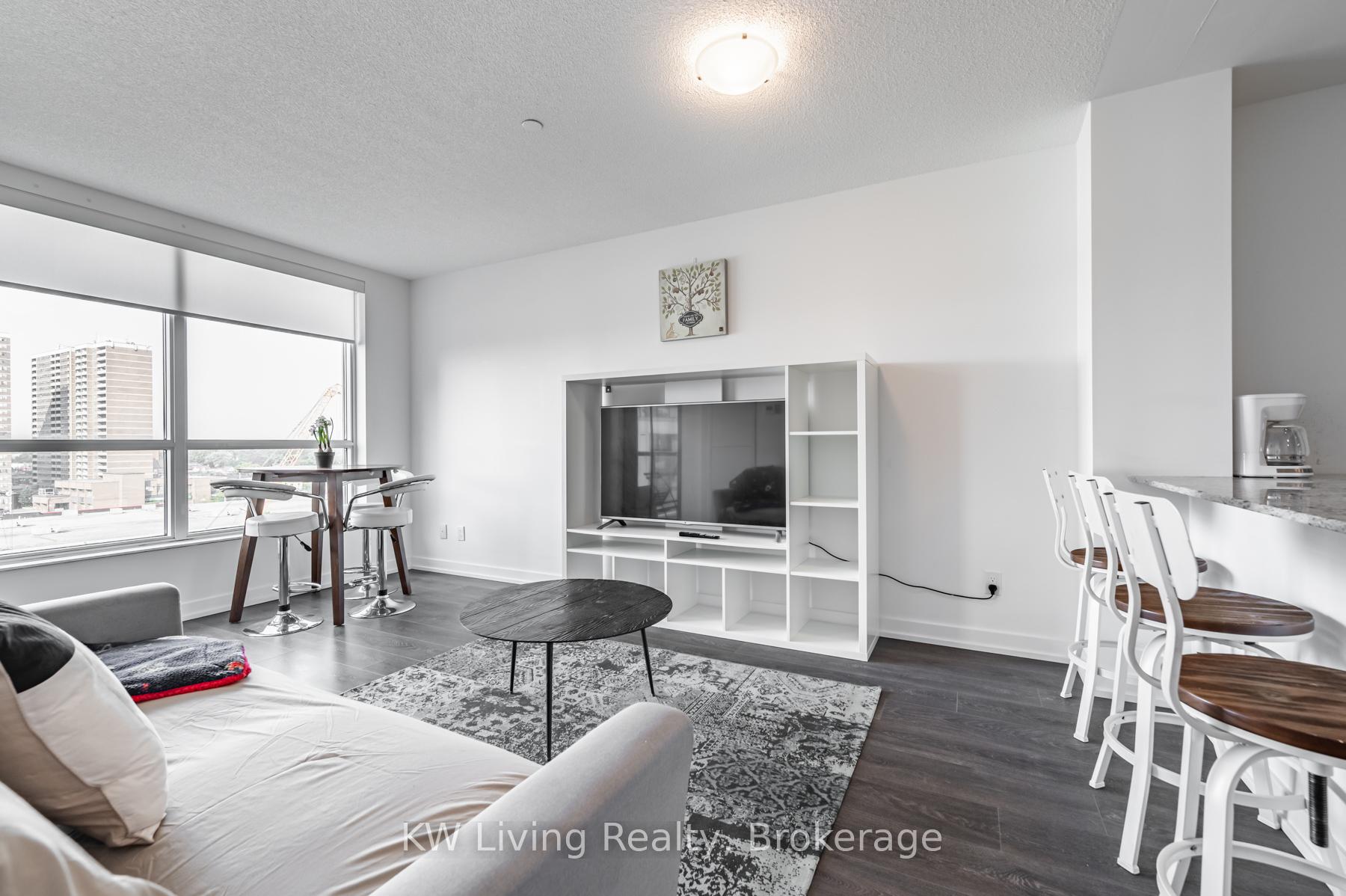 2 Bedrooms Condo at 8 Trent, Toronto For sale