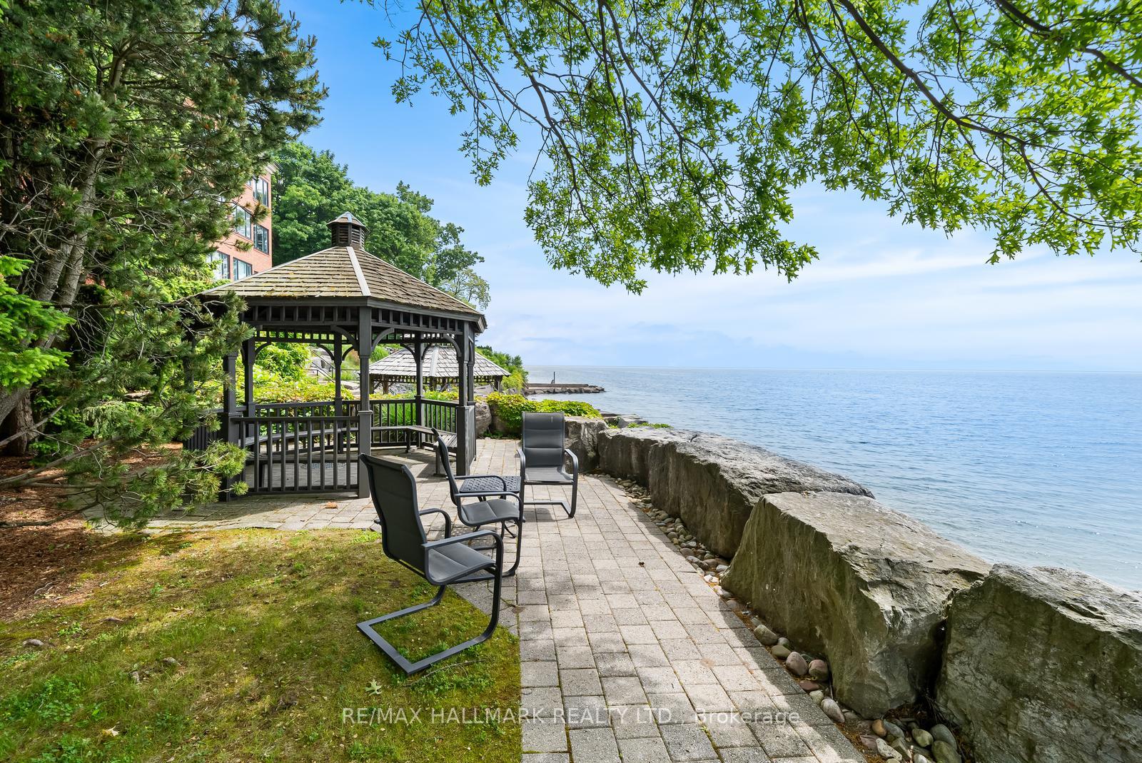 2 Bedrooms Condo at 2210 Lakeshore, Burlington For sale