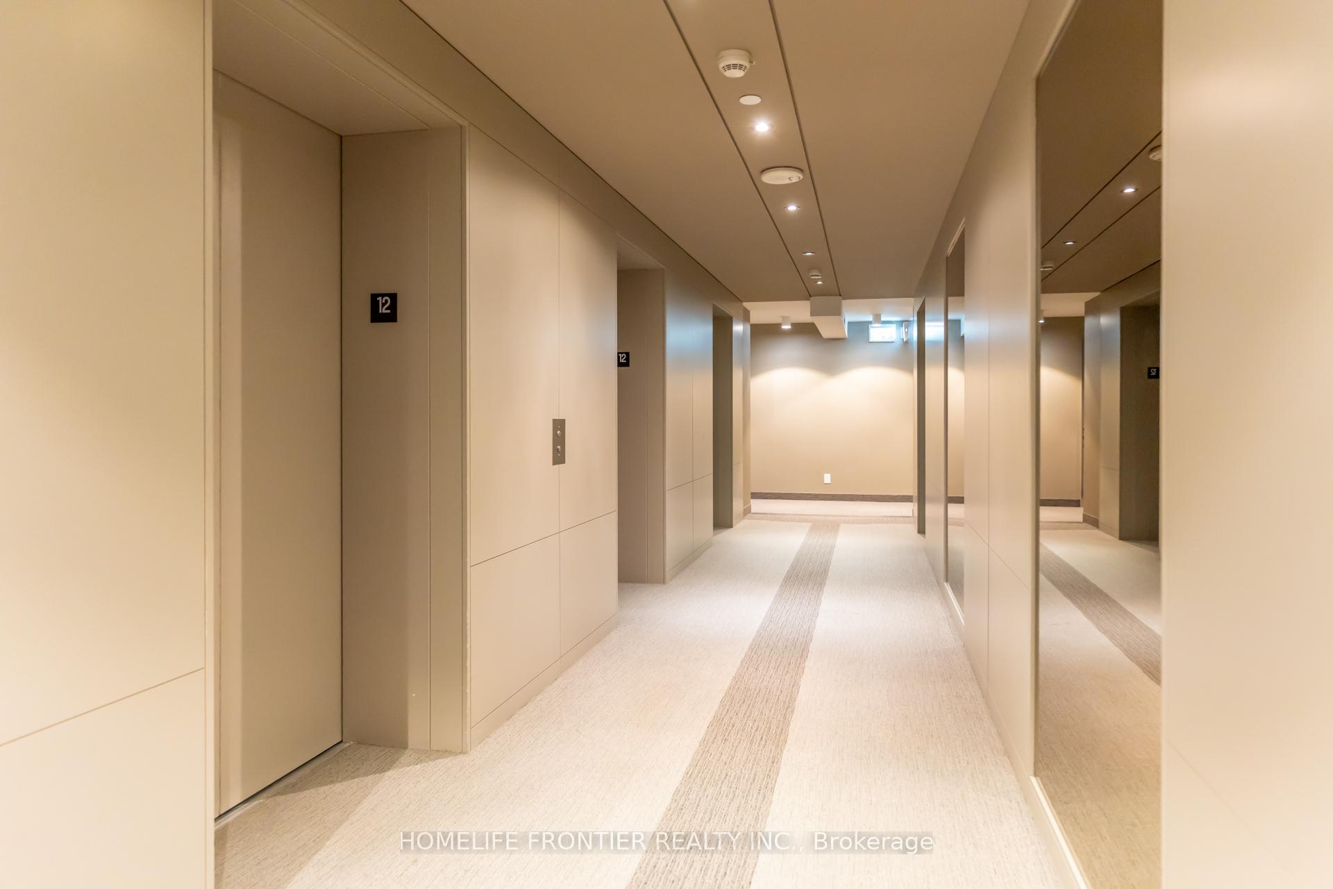 2 Bedrooms Condo at 88 Harbour, Toronto For sale