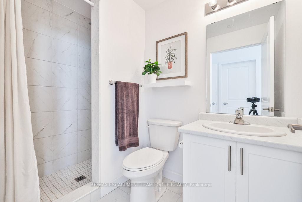 2 Bedrooms Condo at 450 Dundas,  Hamilton For sale