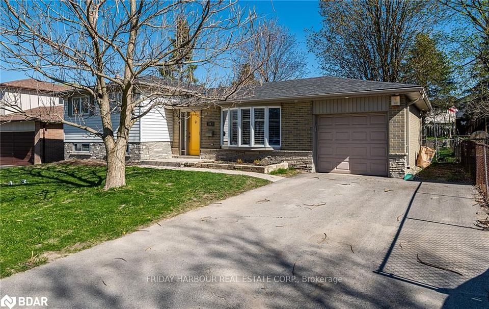 9 MEADOWLAND Avenue, Barrie, ON L4N 2Y3